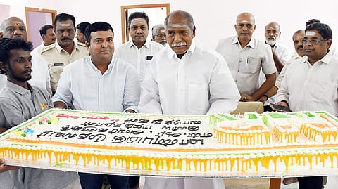 புதுச்சேரி பிறந்த நாளை முன்னிட்டு அவரது இல்லத்தில் கேக் வெட்டி கொண்டாடிய முதல்வர் என்.ரங்கசாமி.