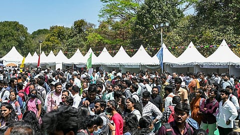 வேலைவாய்ப்பு முகாமில் இளைஞர்கள்