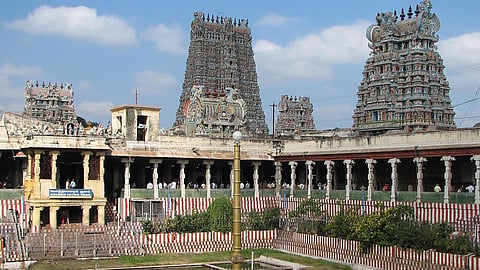 மீனாட்சி அம்மன் கோயில் அறக்கட்டளை சொத்துகள்  அபரிகரிப்பு வழக்கு: ஆட்சியரின் நேர்முக உதவியாளர் கைது