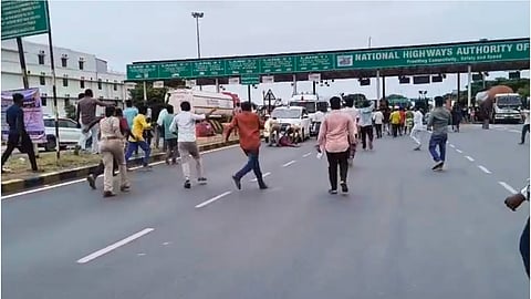 உதயநிதியை அழைத்துச் சென்ற காவல் வாகனத்தை மறித்த திமுக தொண்டர்கள்