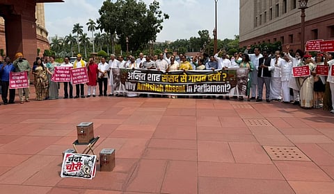 அயோத்தி ராமர் கோயில் காணிக்கை திருட்டைக் கண்டித்து நாடாளுமன்ற வளாகத்தில் எதிர்க்கட்சியினர் ஆர்ப்பாட்டம்