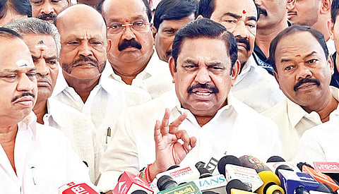பட்ஜெட் குறித்து செய்தியாளர்களிடம் பேசிய முன்னாள் முதல்வர் பழனிசாமி. படம்:&nbsp;எஸ்.சத்தியசீலன்