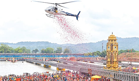 ஆக.9, 10-ல் காவடி யாத்திரையில் பங்கேற்கும் சிவ பக்தர்கள் மீது ஹெலிகாப்டரில் இருந்து மலர்தூவி வரவேற்க உ.பி. அரசு முடிவு