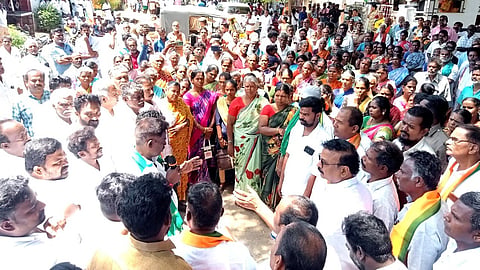 மேகமலையில் இருந்து வனகிராம மக்களை வெளியேற்றும் நடவடிக்கையை கண்டித்து ஆர்ப்பாட்டம்
