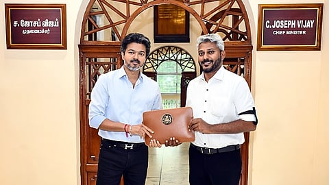 தவெக அரசின் முதல் பட்ஜெட் அடங்கிய பையுடன் முதல்வர் விஜய், நிதியமைச்சர் மரிய வில்சன்.