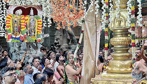 ஸ்ரீவில்லிபுத்தூர் ஆண்டாள் கோயிலில் ஆடிப்பூர தேரோட்ட திருவிழா கொடியேற்றம் நேற்று நடந்தது. (உள்படம்) சிறப்பு அலங்காரத்தில் ஆண்டாள்-ரெங்கமன்னார்.