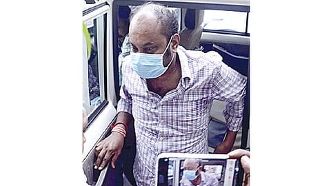 கொடைக்கானலில் கைது செய்து திண்டுக்கல்லுக்கு அழைத்து வரப்பட்ட சார் பதிவாளர் ஜஸ்டின் மணிகண்டன்.