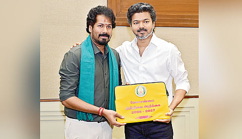 சட்டப்பேரவையில் நேற்று வேளாண் பட்ஜெட்டை தாக்கல் செய்வதற்கு முன்பு, தலைமைச் செயலகத்தில் முதல்வர் விஜய்யை சந்தித்து வாழ்த்து பெற்ற வேளாண்மை, உழவர் நலத் துறை அமைச்சர் வினோத்.