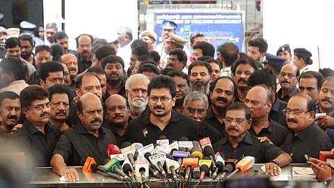 “காவிரி விவகாரம் குறித்த எங்கள் கேள்விகளுக்கு முதல்வர் விஜய் முடிந்தால் பதில் சொல்லட்டும்” - உதயநிதி சவால்