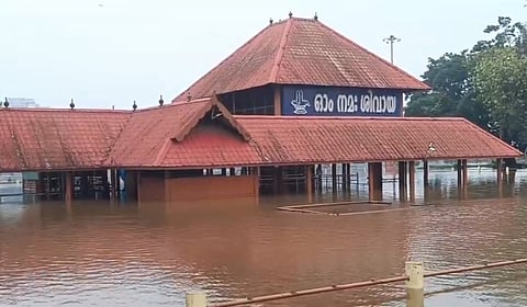 கேரளாவில் தொடரும் கனமழையால் வெள்ளப்பெருக்கு: 10 மாவட்டங்களில் பள்ளிகளுக்கு விடுமுறை