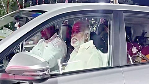திருத்தணி மலை அடிவாரத்தில் போலீஸார் தடுத்து நிறுத்தியதால் அனுமதிக்காக காரில் காத்திருந்த முன்னாள் அமைச்சர் சேகர்பாபு.