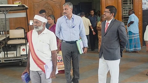 திண்டுக்கல் அரசு மருத்துவக் கல்லூரி மருத்துவமனைக்கு நேரில் சென்று சார் பதிவாளர் ஜஸ்டின் மணிகண்டனை ரிமாண்ட் செய்த மாஜிஸ்திரேட் பாக்கியராஜ் (வலது).