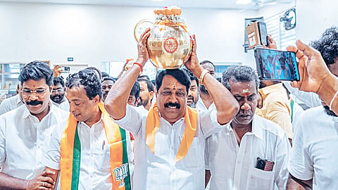 காசியிலிருந்து தமிழகம் வந்த புனித கலசங்களை பெற்றுக் கொண்ட நயினார் நாகேந்திரன். | படம்: எல்.சீனிவாசன் |