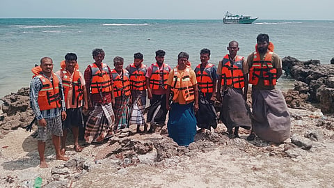 நெடுந்தீவில் தஞ்சம் அடைந்த ராமேசுவரம் விசைப்படகு மீனவர்கள்
