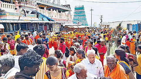 திருத்தணி முருகன் கோயிலில் நேற்று நடைபெற்ற ஆடிக்கிருத்திகை திருவிழாவின்போது, ஆயிரக்கணக்கான பக்தர்கள் பல வகையான காவடிகளுடன் கோயிலில் குவிந்து சுவாமி தரிசனம் செய்தனர்.
