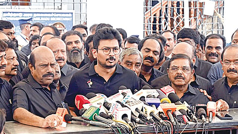 தமிழக அரசின் வேளாண் பட்ஜெட் தாக்கல் குறித்து, சட்டப்பேரவைக்கு வெளியே கருத்து தெரிவித்த எதிர்க்கட்சித் தலைவர் உதயநிதி. உடன் திமுக எம்எல்ஏக்கள். | படம்: ம.பிரபு |
