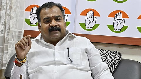 சோனியா காந்தியின் வாழ்க்கை வரலாற்று நூலில் மோடி அரசின் அழுத்தத்தால் சில பகுதிகளை நீக்கும் பதிப்பகம்: மாணிக்கம் தாகூர் குற்றச்சாட்டு