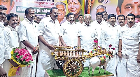 தருமபுரியில் நடந்த நிகழ்ச்சியில் அதிமுக பொதுச் செயலாளர் பழனிசாமி முன்னிலையில் பல்வேறு கட்சியினர் அதிமுகவில் இணைந்தனர்.