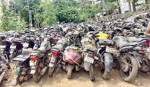 சென்னையில் பல ஆண்டுகளாக சாலையோரங்கள், தெருக்களில் கேட்பாரற்று, உரிமை கோரப்படாமல் நிறுத்தப்பட்டிருந்த வாகனங்கள்.