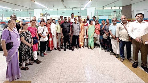 நேபாள பெருவெள்ளத்தில் சிக்கி தப்பித்த கும்பகோணத்தைச் சேர்ந்த 21 பேர் நேற்று டெல்லி வந்தடைந்தனர். அவர்களை அமைச்சர்கள் ஆதவ் அர்ஜுனா, ராஜ்மோகன், வினோத் மற்றும் தென்னரசு ஆகியோர் சந்தித்து ஆறுதல் கூறினர்.
