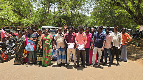 சிவகங்கையில் ஆன்லைன் செயலி மோசடியால் பாதிக்கப்பட்டு புகார் கொடுக்க வந்த மக்கள்.