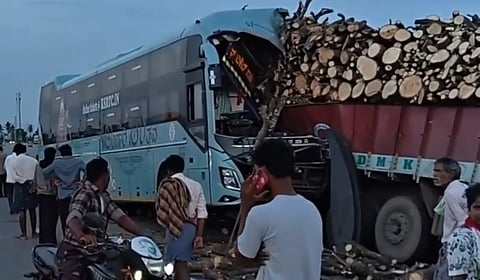 ஆந்திராவில் லாரி - பஸ் மோதல்: 16 பயணிகள் படுகாயம்