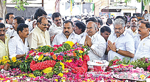 ஜி.கே மூப்பனாரின் 25-வது நினைவு நாளை முன்னிட்டு, சென்னை தேனாம்பேட்டையில் உள்ள அவரது நினைவிடத்தில் தமிழ்நாடு காங்கிரஸ் கமிட்டி தலைவர் மாணிக்கம் தாகூர், தமாகா தலைவர் ஜி.கே. வாசன் உள்ளிட்டோர் மரியாதை செலுத்தினர். படம்: எஸ்.சத்தியசீலன்