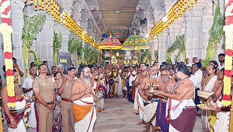 மீனாட்சி அம்மன் கோயில் வீரவசந்தராயர் மண்டபம் பிரதிஷ்டை விழா ஞாயிற்றுக்கிழமை கோலாகலமாக நடைபெற்றது. இதையொட்டி 8 ஆண்டுக்குப் பிறகு கிழக்கு கோபுர வாசல் திறக்கப்பட்டது.