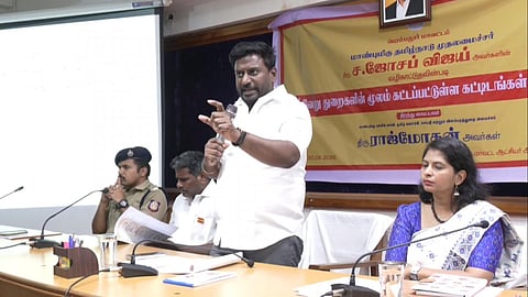 “சமூக நீதித் தலைவர்களின் பெயர்களை அரசு திட்டமிட்டு நீக்கவில்லை” - அமைச்சர் ராஜ்மோகன் விளக்கம்