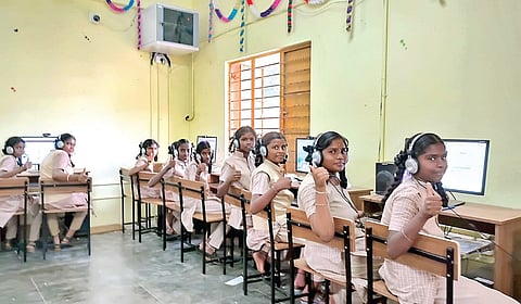 பாணாவரம் அரசு மகளிர் மேல்நிலைப்பள்ளியில் உள்ள மொழி ஆய்வகத்தில் ஆங்கில மொழி பயிற்சியில் ஈடுபட்ட மாணவிகள்.