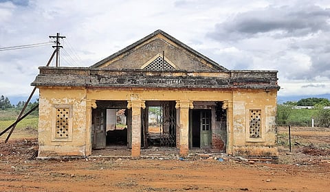 ராஜபாளையம் அருகே சோழபுரத்தில் மீட்டர் கேஜ் காலத்தில் இயங்கிய ரயில் நிலையம்.