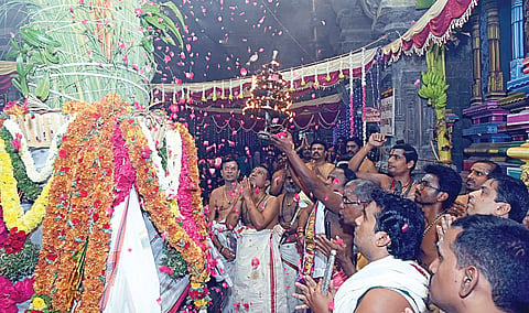 திருச்செந்தூர் சுப்பிரமணிய சுவாமி கோயிலில் ஆவணித் திருவிழா கொடியேற்றத்தை முன்னிட்டு கொடி மரத்துக்கு நடைபெற்ற மகா தீபாராதனை.