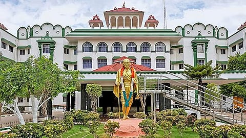 மீனாட்சி அம்மன் கோயில் குடமுழுக்கு அழைப்பிதழ் சர்ச்சை: இணை ஆணையர் விளக்கம் அளிக்க ஐகோர் உத்தரவு