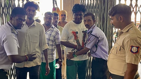 52 கோயில்களில் அமலுக்கு வந்தது ‘செல்போன்’ தடை - பழநி முருகன் கோயிலில் தீவிர சோதனை