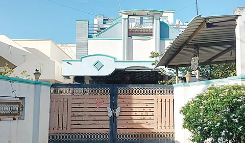 பரமத்திவேலூர் அருகே பிலிக்கல்பாளையத்தில் கொள்ளைச் சம்பவம் நடந்த வெல்ல வியாபாரி வைரவன் வீடு. 