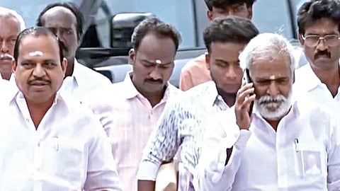 அதிமுக கொறடாவின் போனில் பேசிய சேகர்பாபு: வைரலான வீடியோவால் அரசியல் வட்டாரத்தில் பரபரப்பு