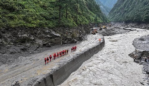 நேபாள மீட்புப் பணிக்கு கைகொடுக்கும் இந்தியா; உயிரிழந்தோர் எண்ணிக்கை 900-ஐ தாண்டியது