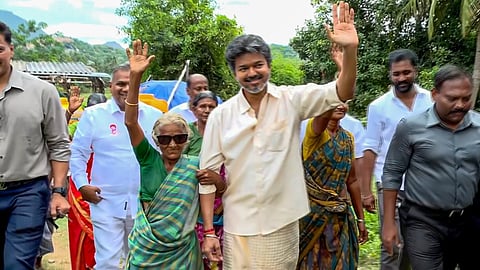 ‘பொன்னி நதியின் புதல்வனே’ முதல் மூதாட்டிக்கு கூலிங் கிளாஸ் வரை: முதல்வர் விஜய்யின் மேட்டூர் தருணங்கள்