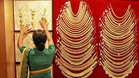 தங்கம் விலை பவுனுக்கு ரூ.1,680 குறைவு - காலையில் உயர்வு, மாலையில் வீழ்ச்சி