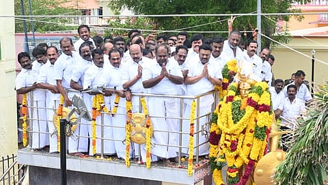 தென்காசியில் பூலித்தேவன் சிலைக்கு மாலை அணிவித்து அதிமுக முன்னாள் அமைச்சர்கள் மரியாதை