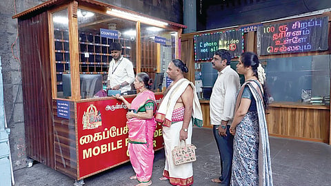 சென்னை திருவல்லிக்கேணி ஸ்ரீபார்த்தசாரதி கோயில் நுழைவாயில் அருகே கைபேசி பெட்டகம் அமைக்கப்பட்டு உள்ளது.படம்: எல்.சீனிவாசன்
