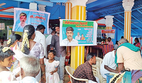 புதுக்கோட்டை மாவட்டம் அணவயலில் நடைபெற்ற மொய் விருந்து விழாவில் ஆர்வத்துடன் மொய் செய்வோர்.