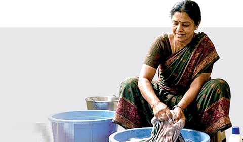 பெண் குழந்​தைகளுக்​குச் சுமை​யாகும் வீட்டு வேலைகள் | சொல்​... பொருள்​... தெளிவு