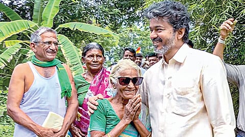 விவசாயி வீட்டுக்குச் சென்ற முதல்வர் விஜய்: மூதாட்டிக்கு கூலிங் கிளாஸ் அணிவித்து மகிழ்ச்சி