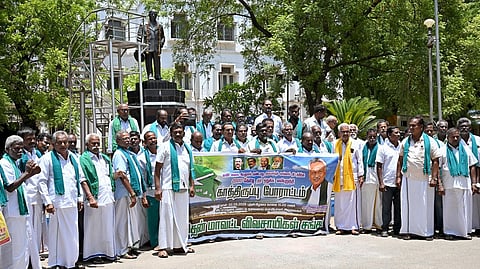 மதுரை தல்லாகுளம் நீர்வளத்துறை மண்டல தலைமைப் பொறியாளர் அலுவலக வளாகத்தில் இன்று தென் மாவட்ட விவசாயிகள் சங்க பொதுச்செயலாளர் எம்.அர்ச்சுணன் தலைமையில் காத்திருப்பு போராட்டத்தில் ஈடுபட்ட விவசாயிகள்.