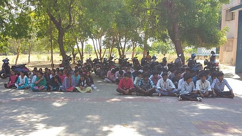 பெரம்பலூர்: அரசுக் கல்லூரி விரிவுரையாளர்களுக்கு ஆதரவாக மாணவர்கள் உள்ளிருப்பு போராட்டம்