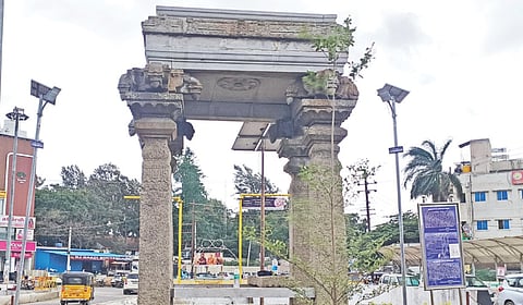 ஓசூர் ராமநாயக்கன் ஏரியின் நுழைவாயில் பகுதியில் அமைக்கப் பட்டுள்ள வரலாற்றுச் சிறப்புமிக்க நினைவுக் கல்தூண்.
