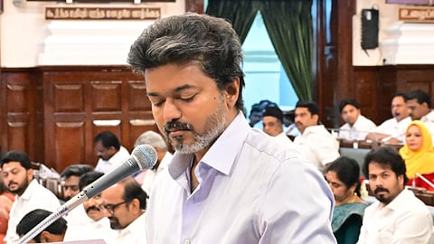 காவல் நிலையங்களின் மாதாந்திர நிதி உயர்வு: பேரவையில் முதல்வர் விஜய் அறிவிப்பு