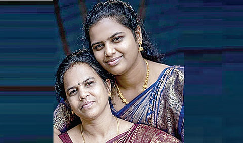 உயிரிழந்த தாய் தேவி, மகள் சுவாதி.