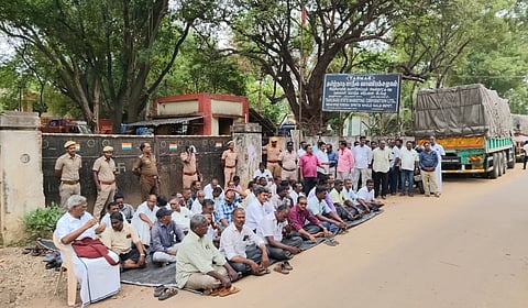 திருபுவனத்தில் டாஸ்மாக் ஊழியர்கள் தொடர் காத்திருப்பு போராட்டம்